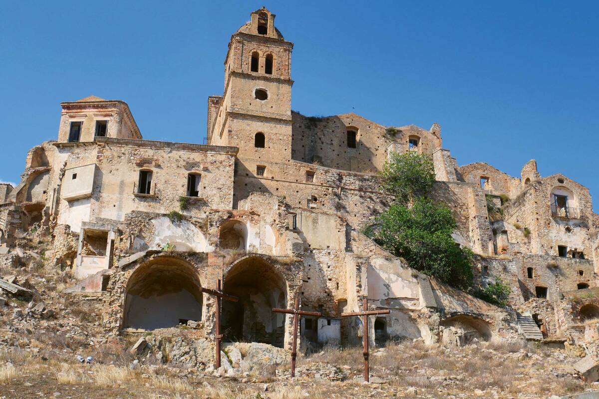 La ville fantôme de Craco Vecchia trône sur un rocher.