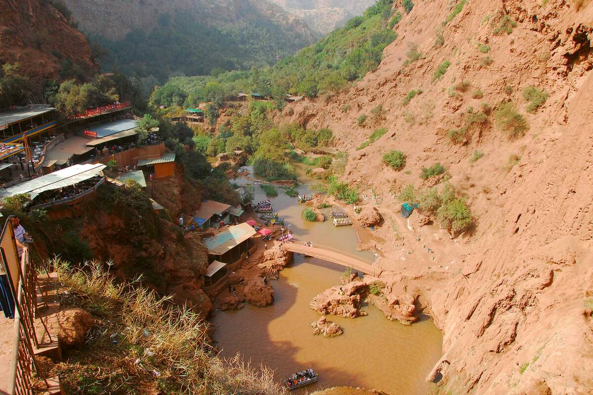Les cascades d’Ouzoud et les masses d'eau écumantes vues d’en haut.