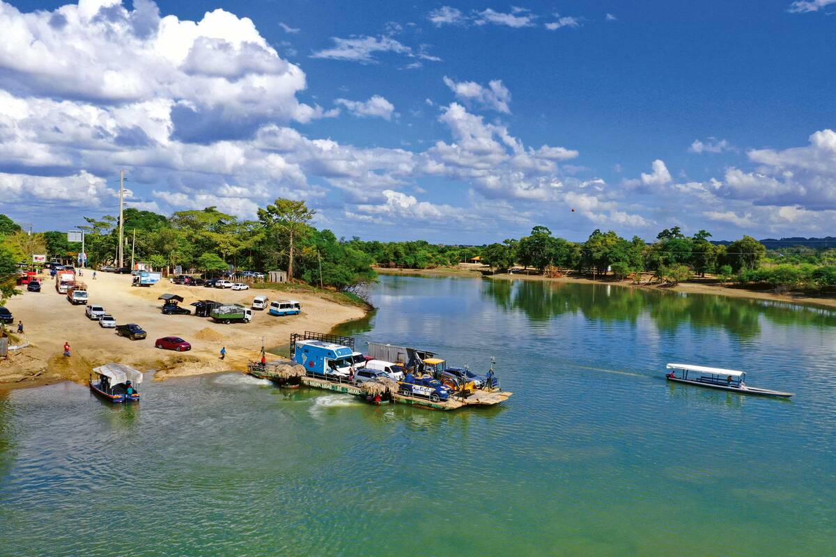 Kleines Abenteuer: Fährfahrt über den Río La Pasión in Guatemala.