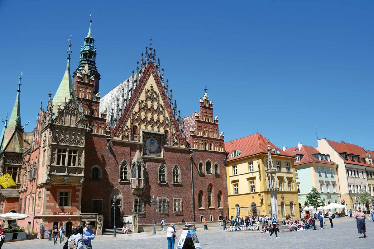 L’ancien hôtel de ville de Wrocław domine la place du marché historique avec son impressionnante architecture gothique.