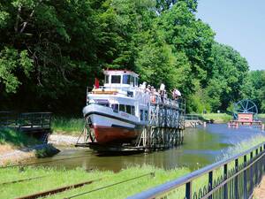 Moment inoubliable du voyage : les cinq plans inclinés du canal de l’Oberland. Ici, les bateaux sont transportés sur des rails à travers la terre ferme.