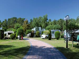 Le camping Morski n° 21 est un site très bien entretenu, doté d’emplacements spacieux et permettant la recharge en eau et la vidange des eaux usées.