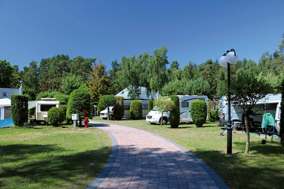 Le camping Morski n° 21 est un site très bien entretenu, doté d’emplacements spacieux et permettant la recharge en eau et la vidange des eaux usées.
