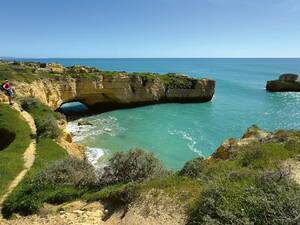 Der markante Arco de Alban-deira bei Praia de Albandeira an der Algarve – ein faszinierender, natürlicher Kalksteinbogen, vom Atlantik und Wind über Jahrtausende geformt.