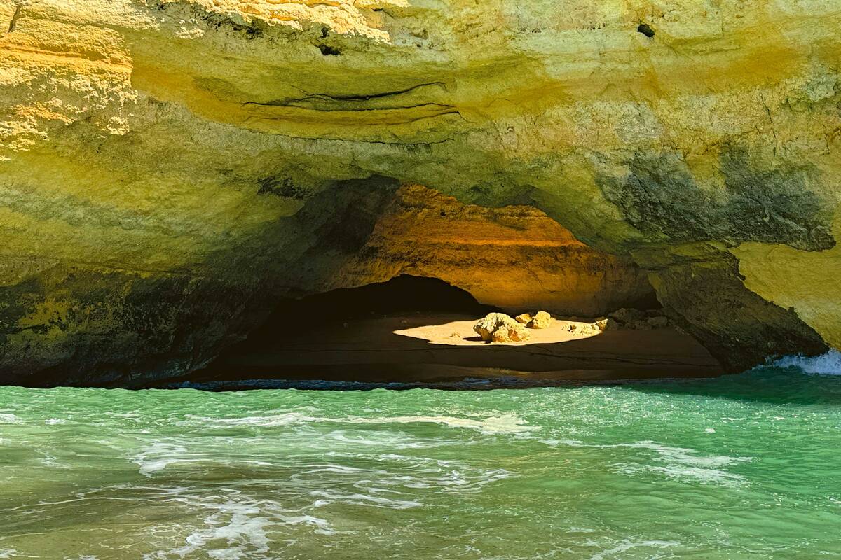 Die Benagil-Höhle bei Benagil; das 20 Meter hohe Felsentor öffnet sich zum Atlantik und lässt sich am besten per Kajak oder Boot erkunden.