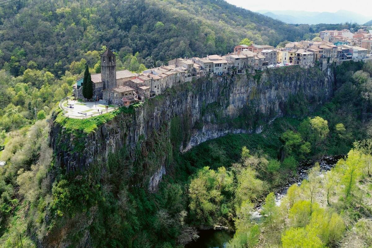 Castellfollit de la Roca, eine katalanische Gemeinde in der Provinz Girona im Nordosten Spaniens, wurde auf 50 Meter hohen Basaltblöcken gebaut.