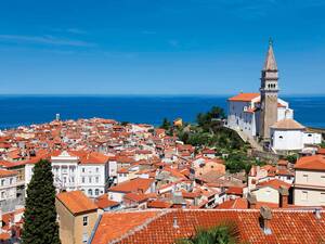 Von der Burg Piran reicht der Blick über die Stadt weit auf die Adria hinaus.