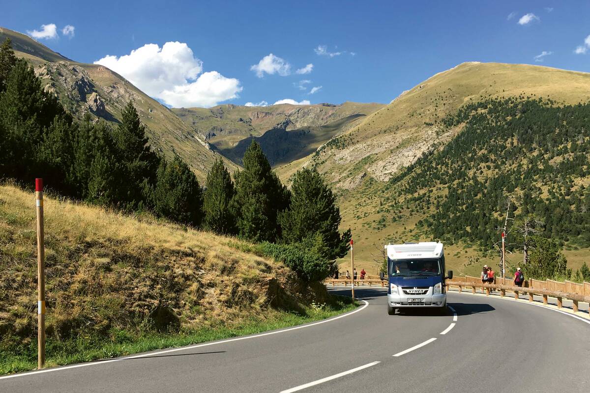 Sur l’une des nombreuses routes de col à Andorre. Celles-ci sont très sinueuses, mais en bon état.