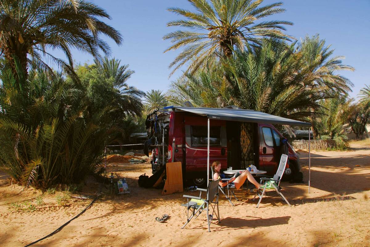 Notre emplacement au camping sous les palmiers.