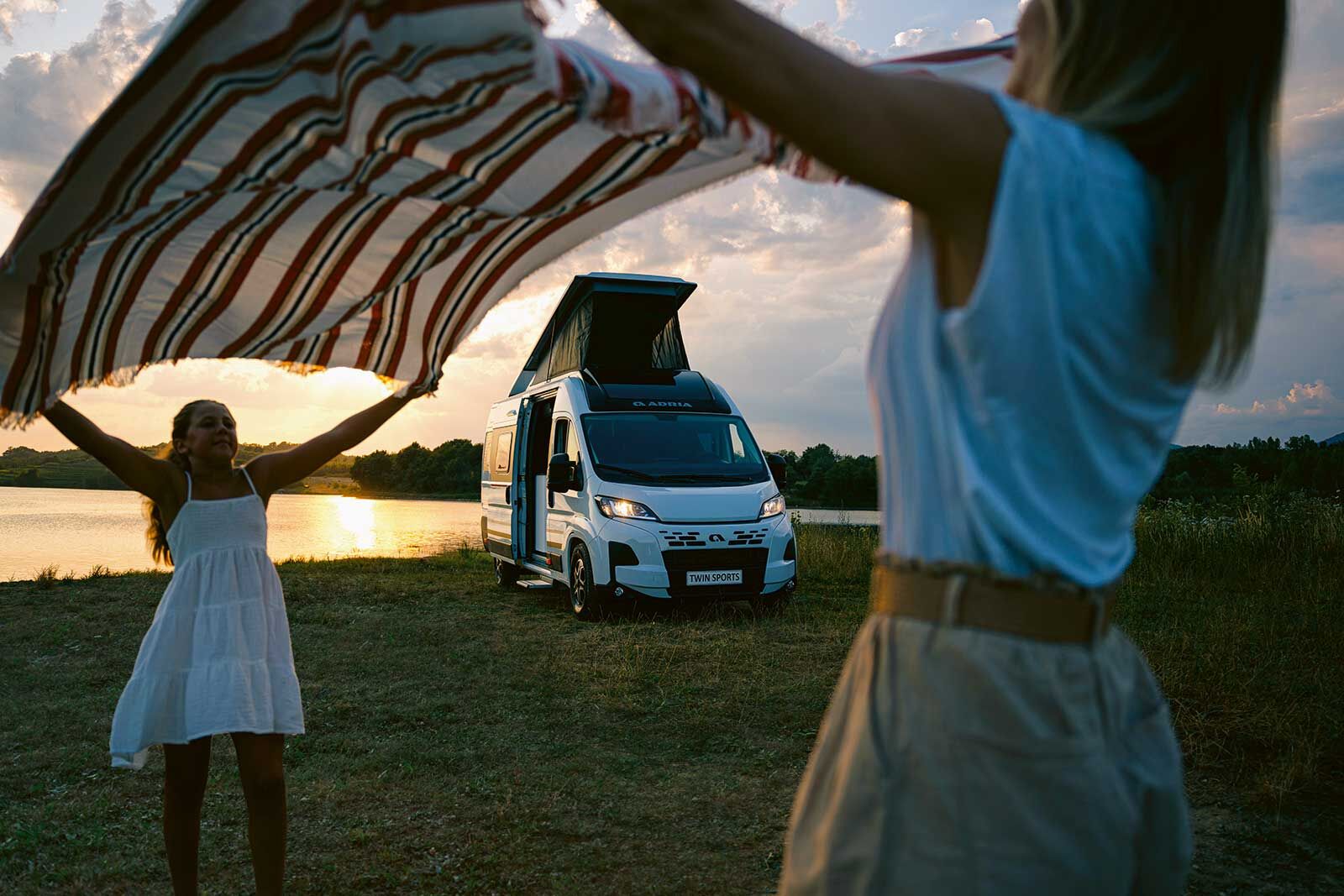 Le camping-car Twin Sports, avec toit relevable sur base Fiat, est synonyme d'espace supplémentaire et de confort.