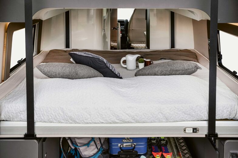 Quand le lit est abaissé, on obtient une soute de 75 cm de hauteur, tandis que si le lit est entièrement relevé, on obtient un local de 130 cm de hauteur.
