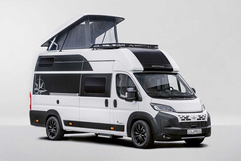 Le Westfalia Columbus Liner basé sur le Fiat Ducato de 6,36 m de long avec toit surélevé.
