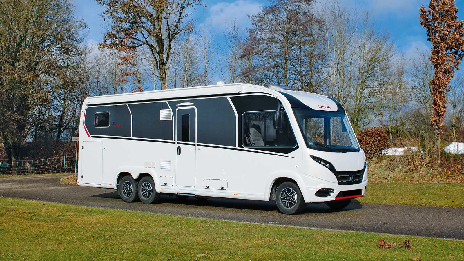 L’intégral sur trois essieux XL Family présente une allure imposante, avec une cellule plaquée de PRF sur tout le pourtour qui semble avoir été moulé en un seul bloc, avec l’association d’éléments de design automobiles.