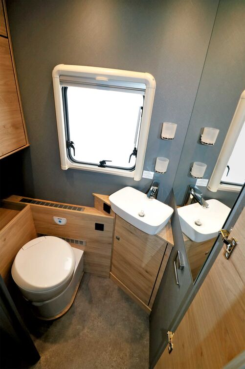 L’espace sanitaires avec W.C. rabattable et lavabo d’angle séduit d’emblée.
