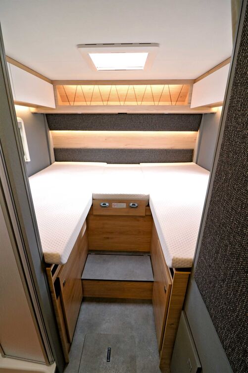 La chambre placée au-dessus du garage arrière convainc visuellement et par ses matelas confortables placés sur des sommiers à lattes en bois pour un sommeil réparateur.