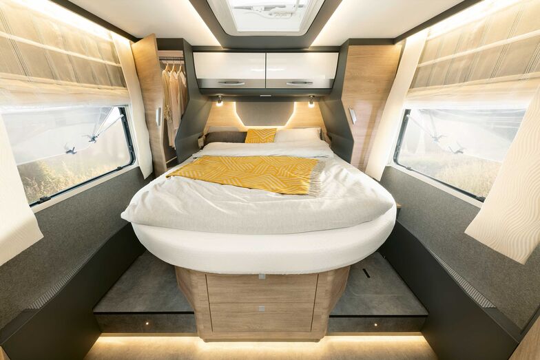 Le lit double de deux mètres de long du XLI 7850-2 DBM, situé à l’arrière, dans la luxueuse chambre à coucher.