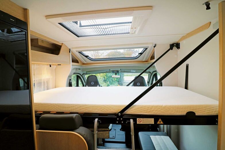 Le lit Easy Fold mesure 185 par 80 cm et est doté d’un confortable matelas en mousse haute densité posé sur un sommier à lattes en bois.