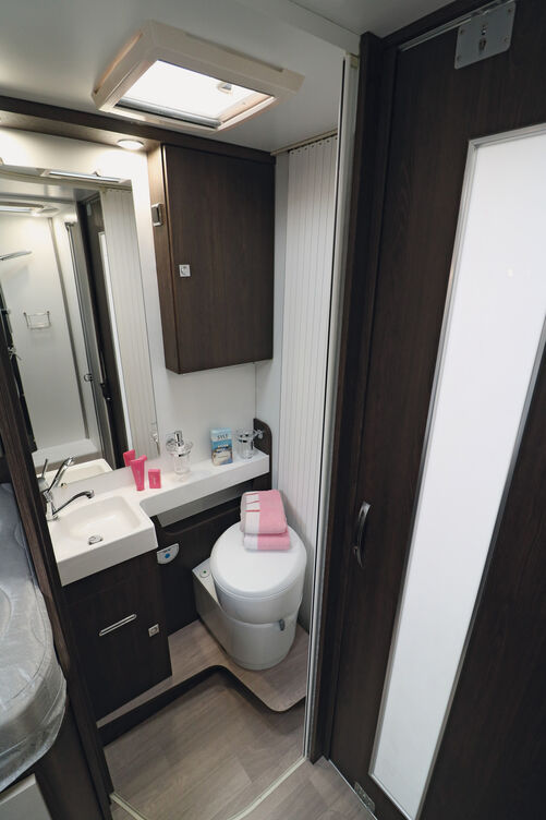 Mit gefälliger Einrichtung und praktischer Jalousietür präsentiert sich der Wasch- und Toilettenraum.