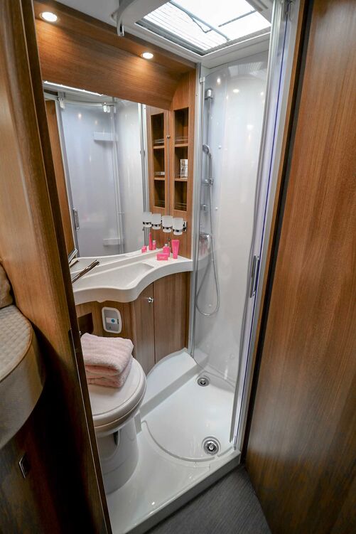 L’espace sanitaires est convaincant avec son aménagement couleur bois et la douche séparable par des portes en acrylique offrant également suffisamment d’espace.