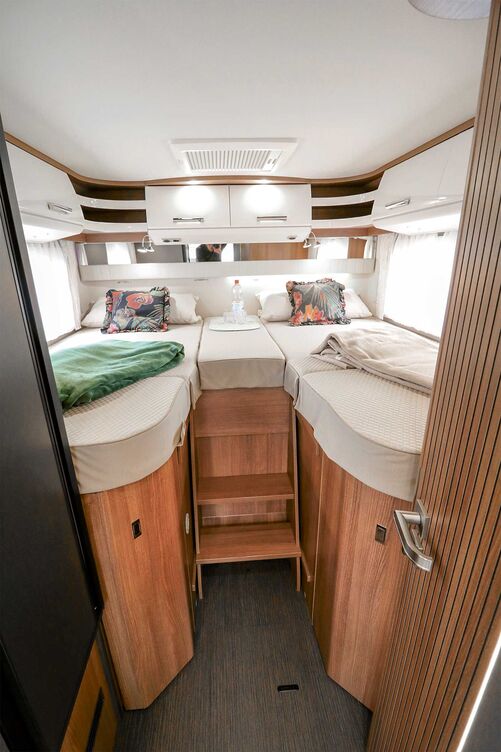 Avec ses lits jumeaux qui garantissent un sommeil réparateur grâce à leurs confortables matelas posés sur des sommiers à lattes en bois, l’espace nuit est parfaitement réalisé avec de nombreux éclairages, un miroir, des niches de rangement et des armoires.