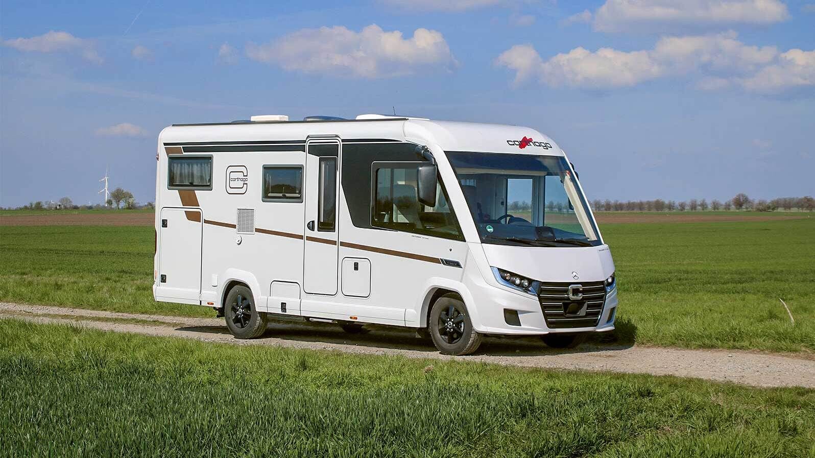 Ce camping-car dynamique basé sur Mercedes-Benz présente à la fois une allure élégante et un style automobile sous tous les angles.