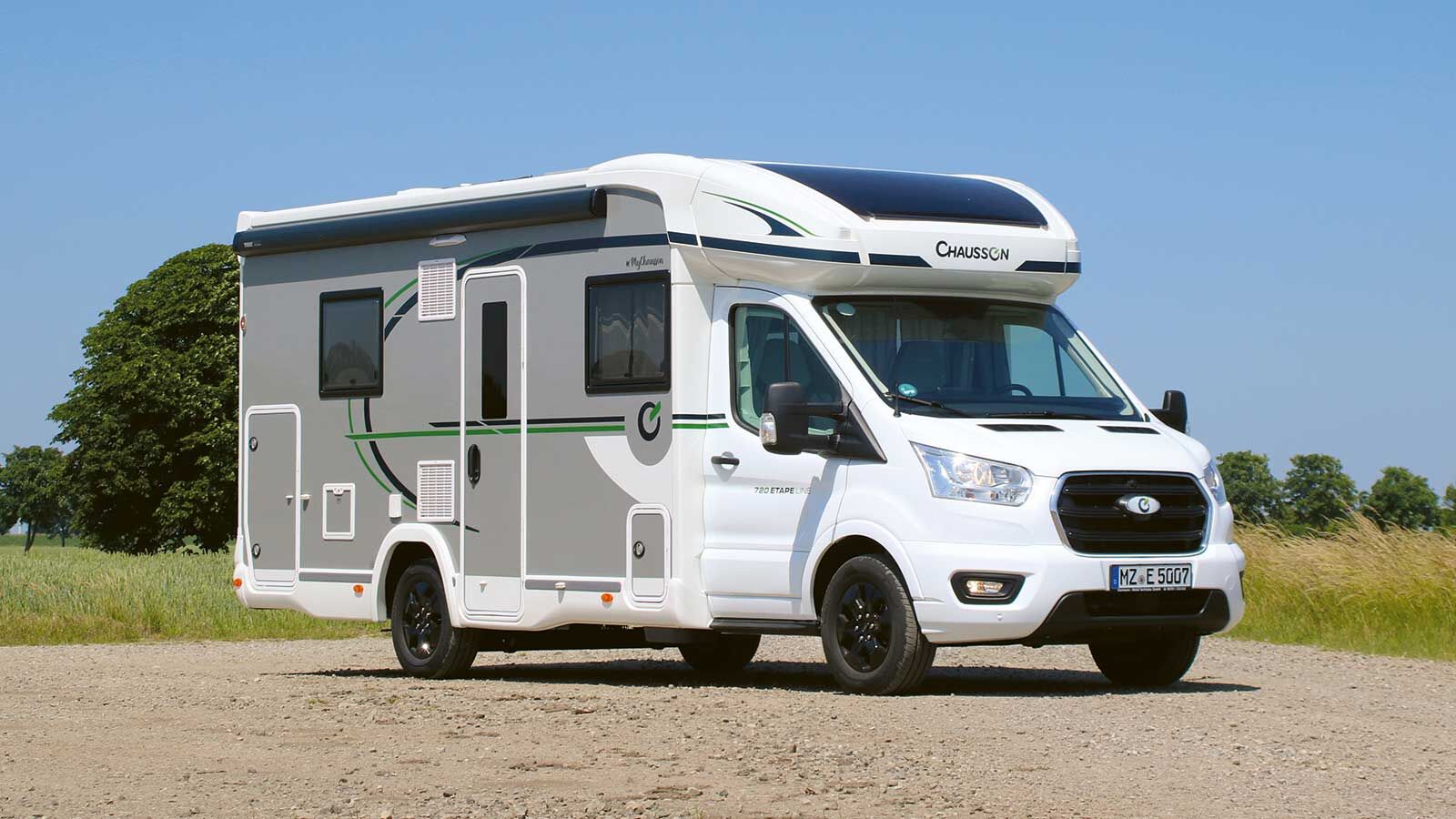 Avec son habillage coloré en prf et son joli pavillon, le Chausson 720 Etape Line a fière allure.