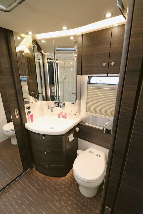 L’élégant espace sanitaires offre de grandsespaces de rangement pour les affaires de toilette.