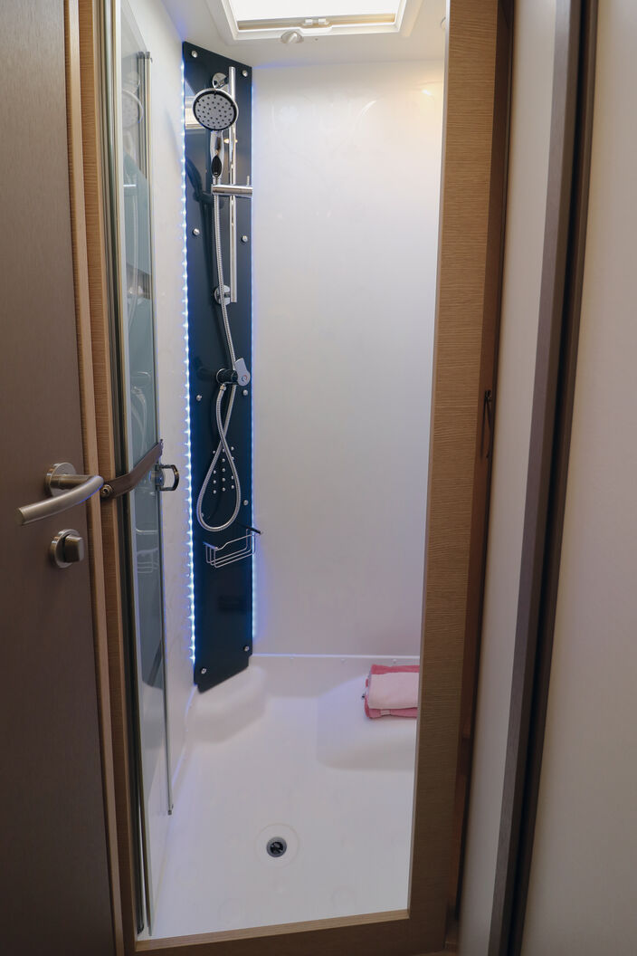 Douche séparée avec colonne de douche rétro-éclairée.