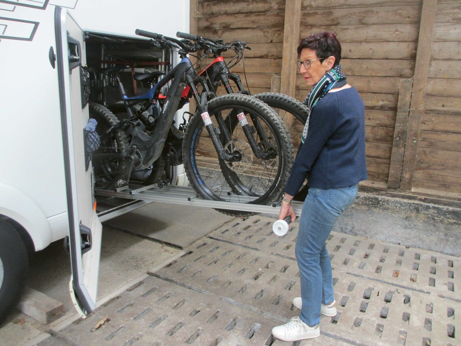 Le porte-vélo pèse moins de 10 kilogrammes et facilite le chargement.